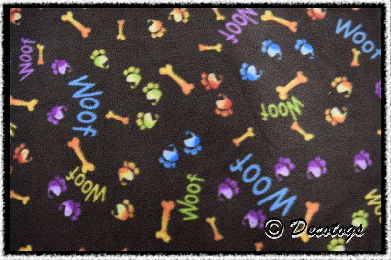 WOOF PAW PRINTS BLACK (Anti Pill)